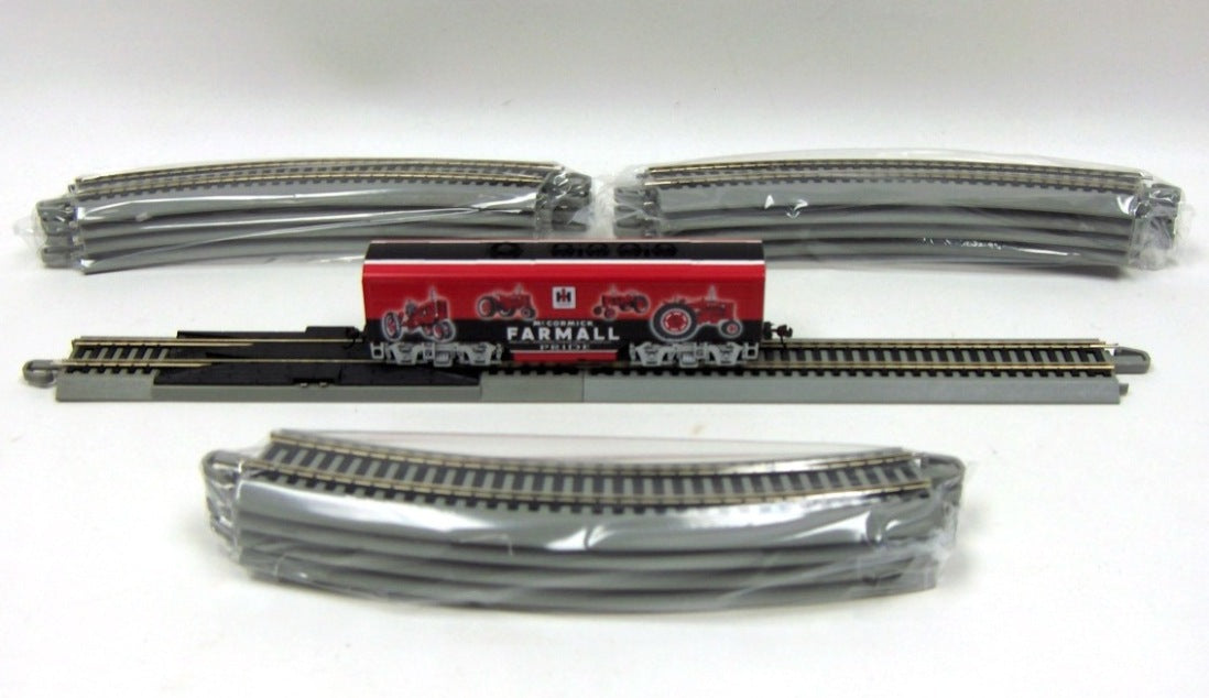 (B&D) HO Scale Limited Edition IH Farmall Engine Car and 14 Piece Track, #2 in Series - Damaged Item