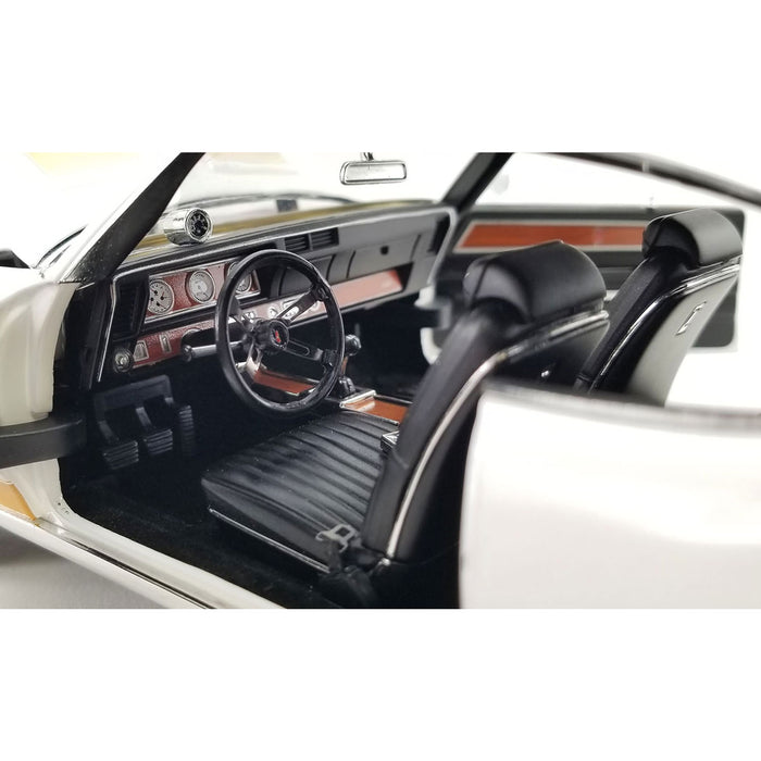 (B&D) 1/18 1972 Oldsmobile 442 Hurst Drag Outlaw, Classic Hurst White - Damaged Item