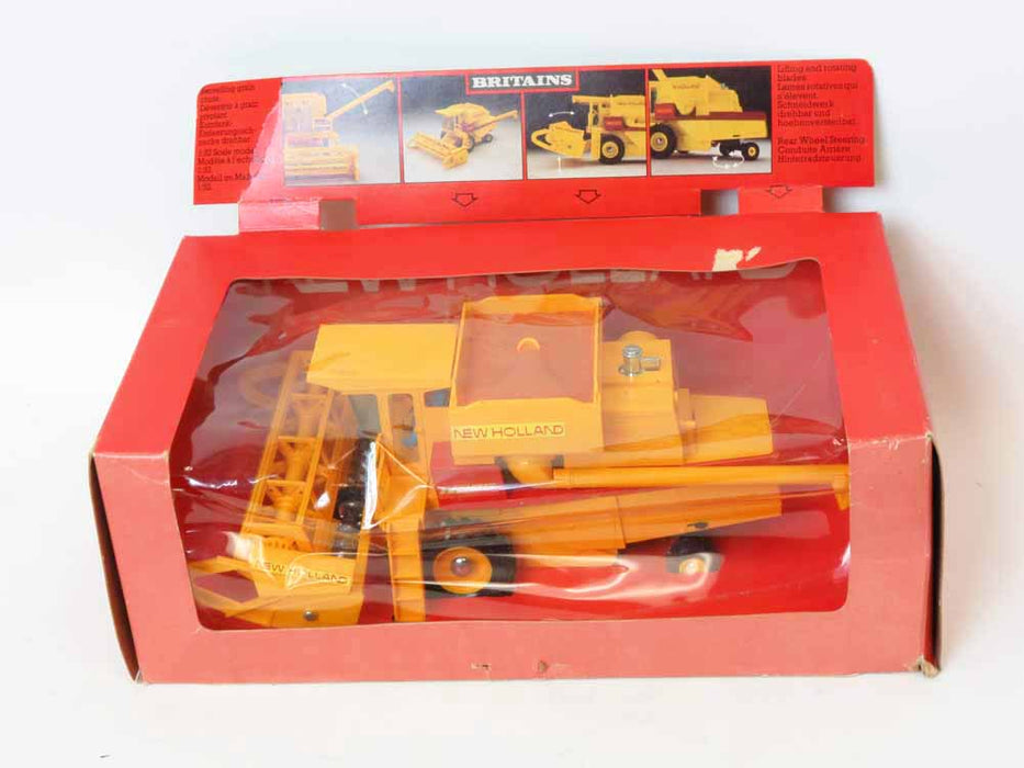 (B&D) 1/32 New Holland TR85 Combine by Britains - Displayed, Damaged Box