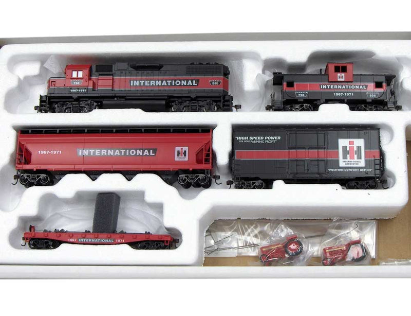 1/87 (HO Scale) IH Farmall 756 Train Set by Athearn