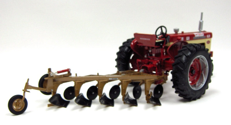 1/16 Farmall 560 Demo with Gold 5-Bottom Plow, 2008 National Farm Toy Museum Edition