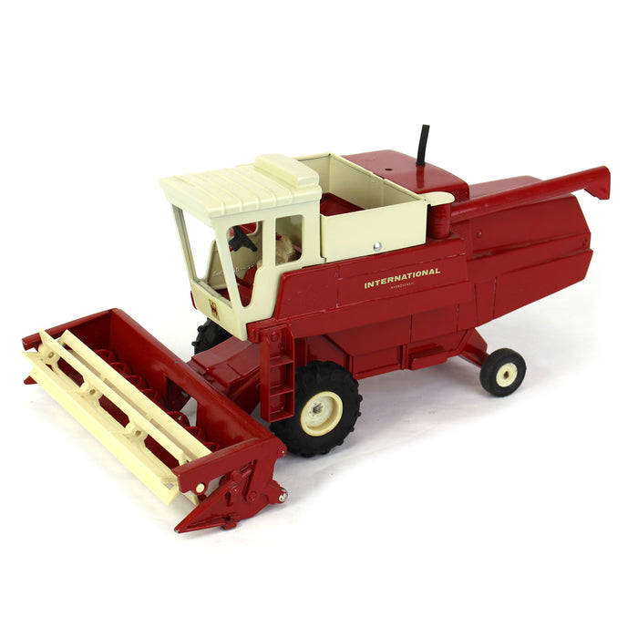 (B&D) 1/24 International 915 Combine with Grain Head by ERTL - No Box, Damaged Item