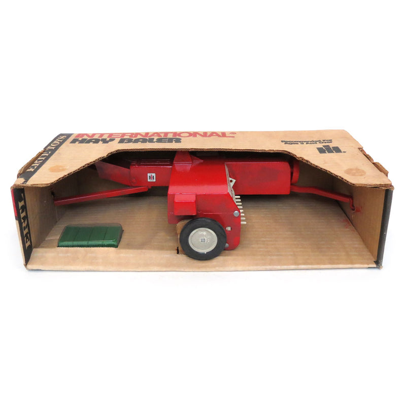 1/16 International Baler with Bales, Made in the USA by ERTL