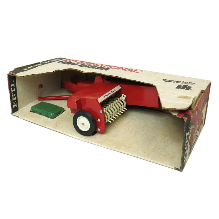 (B&D) 1/16 International Baler w/ Bales by ERTL - Missing Bales