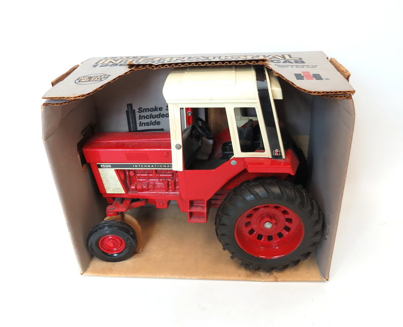 1/16 International Harvester 1586 with Singles by ERTL