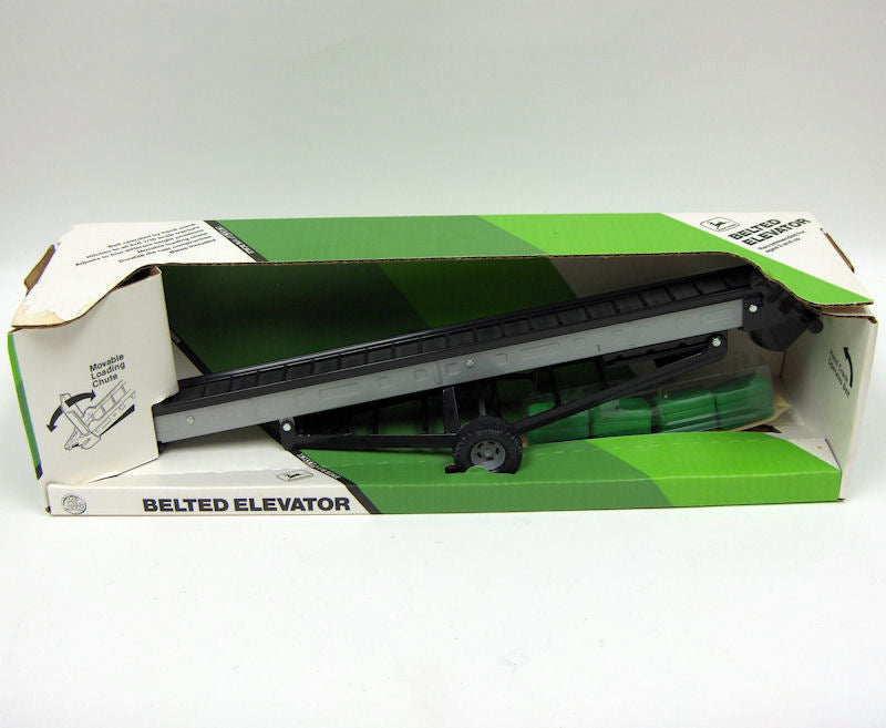 1/16 John Deere Elevator with 4 Bales, First Release