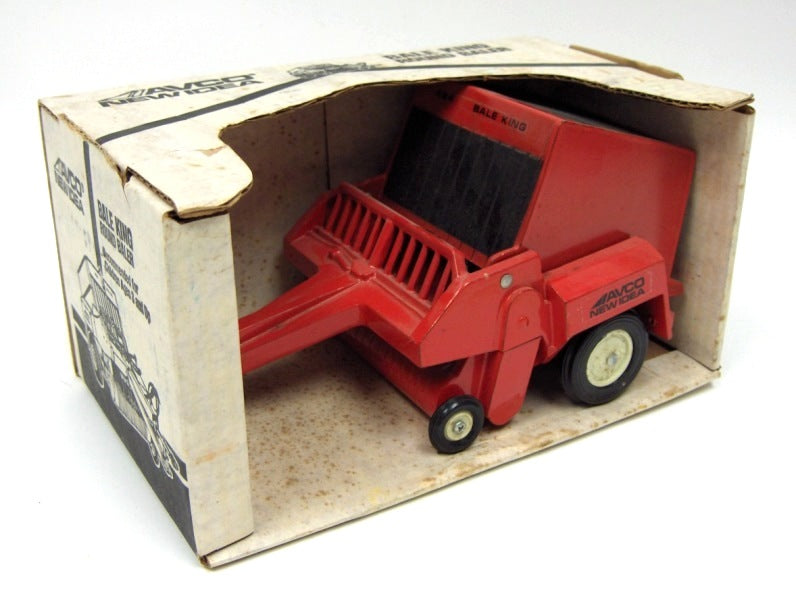 (B&D) 1/16 AVCO New Idea Bale King Round Baler - Damaged Item, Damaged Box