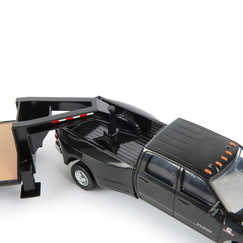 (B&D) 1/32 Ram 3500 Dually Quad Cab with Gooseneck & Case SV340B Skid Steer - Damaged Box