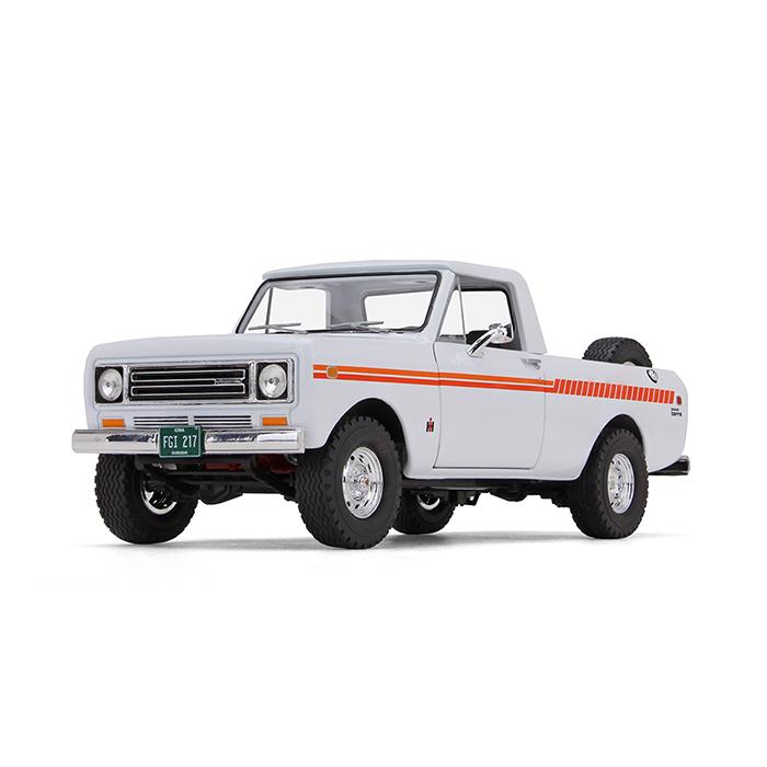 1/25 White 1979 International Scout Traveler Truck with Orange Spear Decal by First Gear