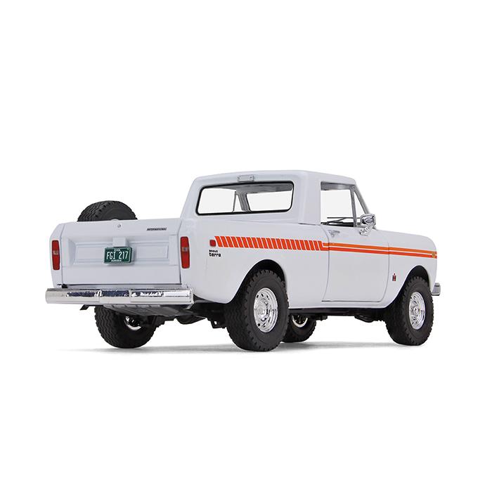 1/25 White 1979 International Scout Traveler Truck with Orange Spear Decal by First Gear