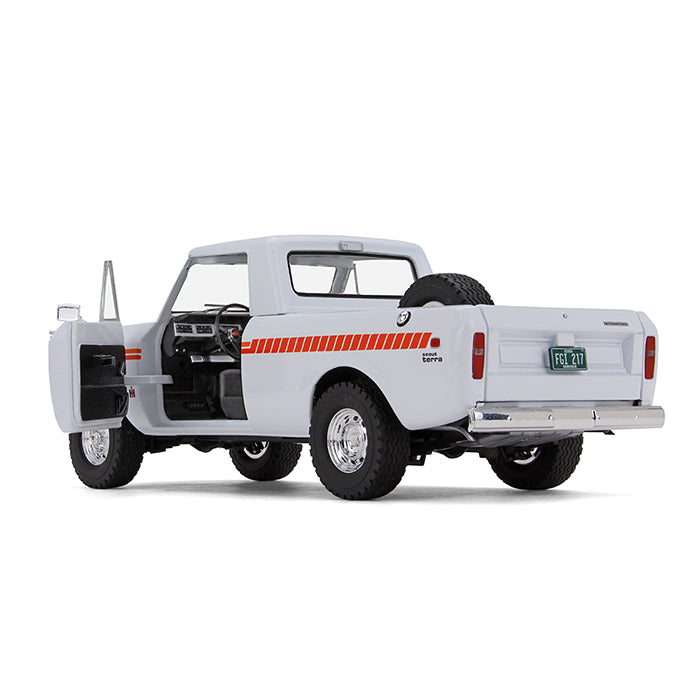 1/25 White 1979 International Scout Traveler Truck with Orange Spear Decal by First Gear
