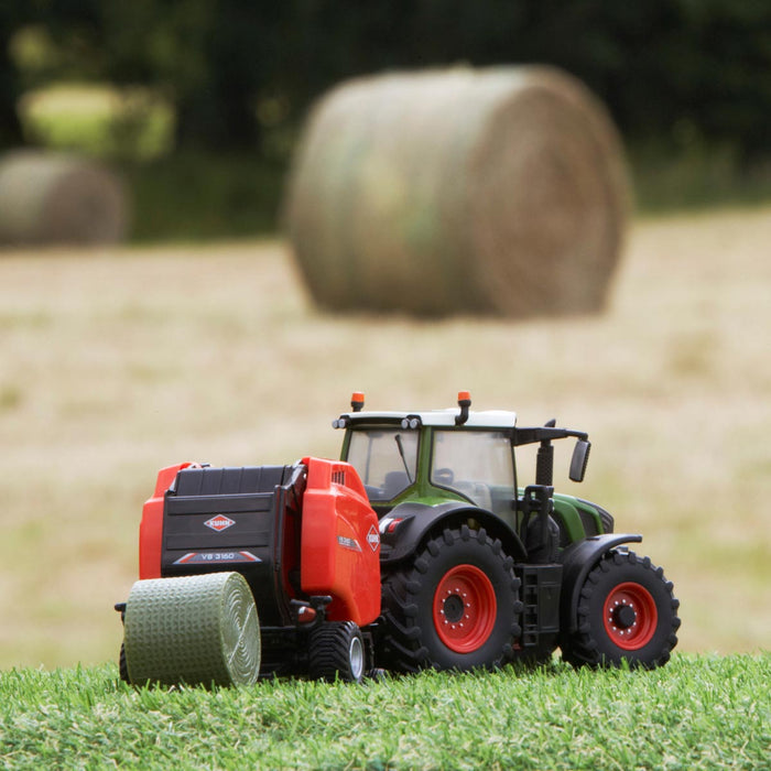 1/32 Britains Kuhn VB 3160 Round Baler with 2 Bales