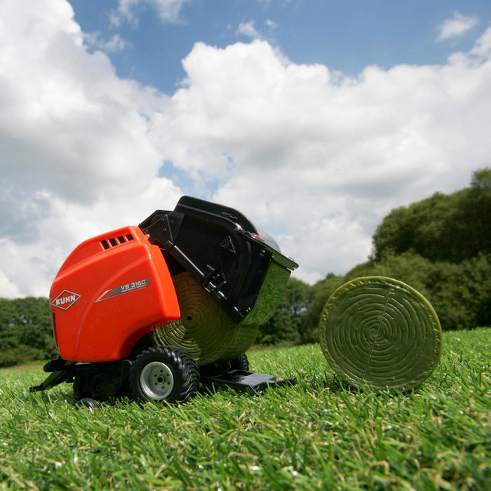 1/32 Britains Kuhn VB 3160 Round Baler with 2 Bales