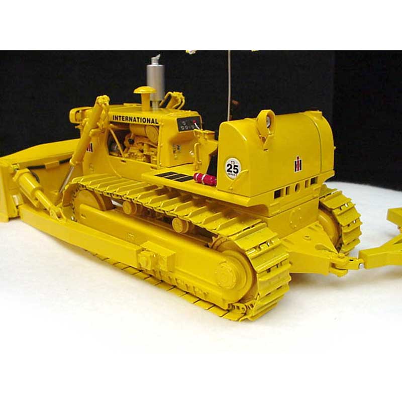 1/25 International TD-25 Crawler with Umbrella and Sheep's Foot Compactor by First Gear