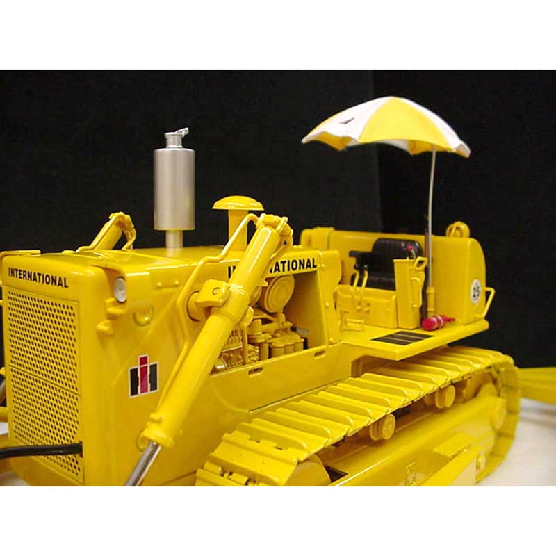 1/25 International TD-25 Crawler with Umbrella and Sheep's Foot Compactor by First Gear