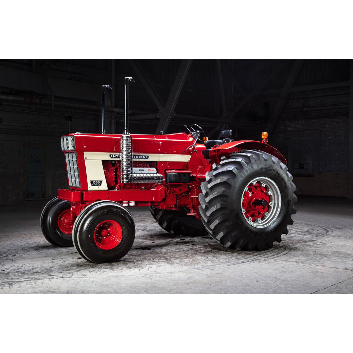 Red Tractors 1958-2022: The Authoritative Guide to International Harve ...