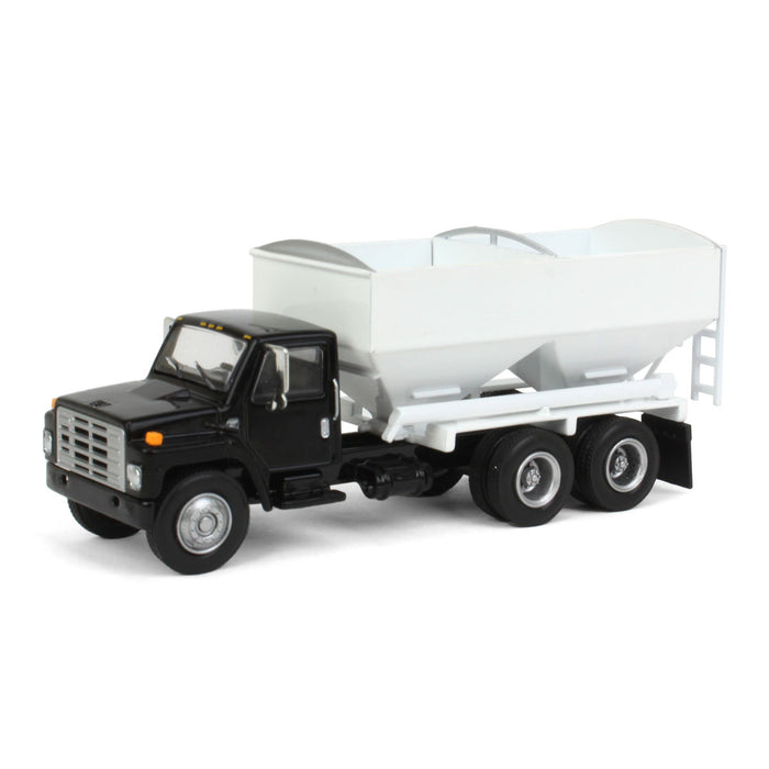 1/64 1980s International Tandem-axle Dry Fertilizer Tender Truck w/ Black Cab