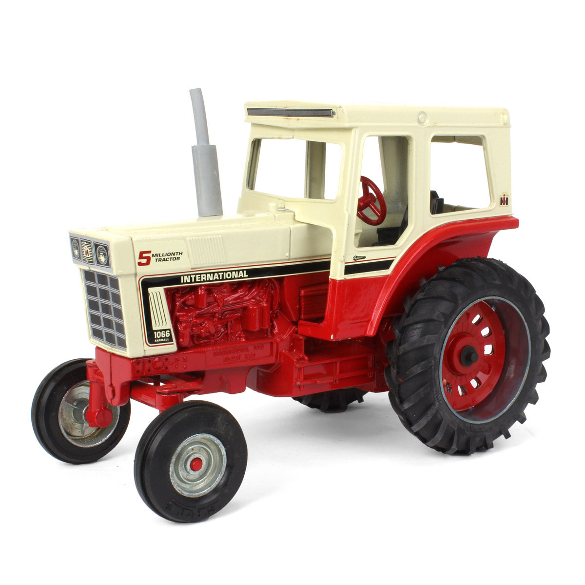 1/16 International Harvester 1066 Tractor with Cab by ERTL, 5