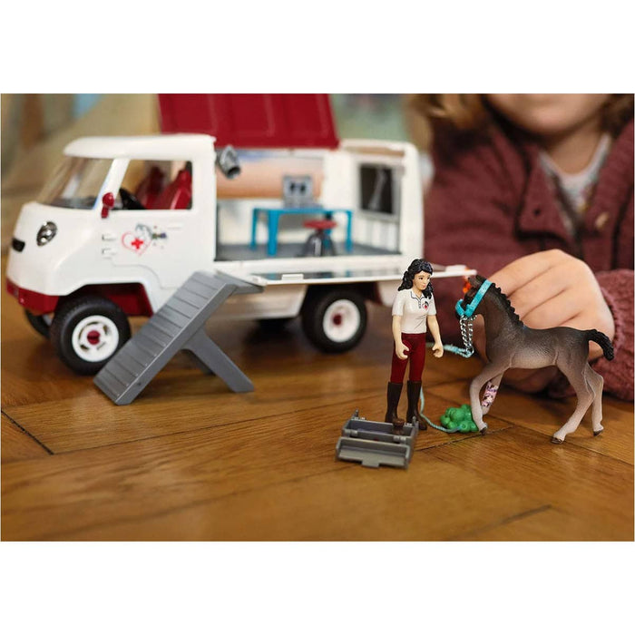 Mobile Veterinarian Vehicle with Hanoverian Foal by Schleich