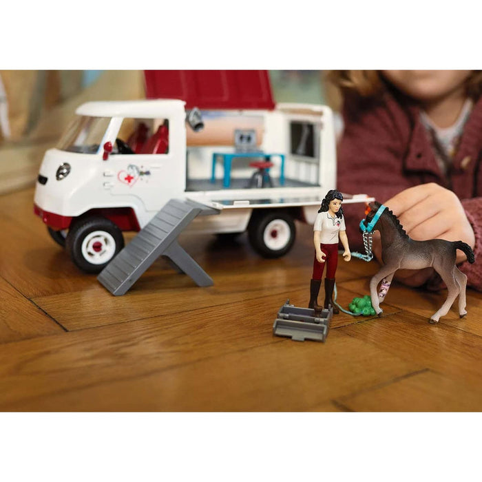 Mobile Veterinarian Vehicle with Hanoverian Foal by Schleich