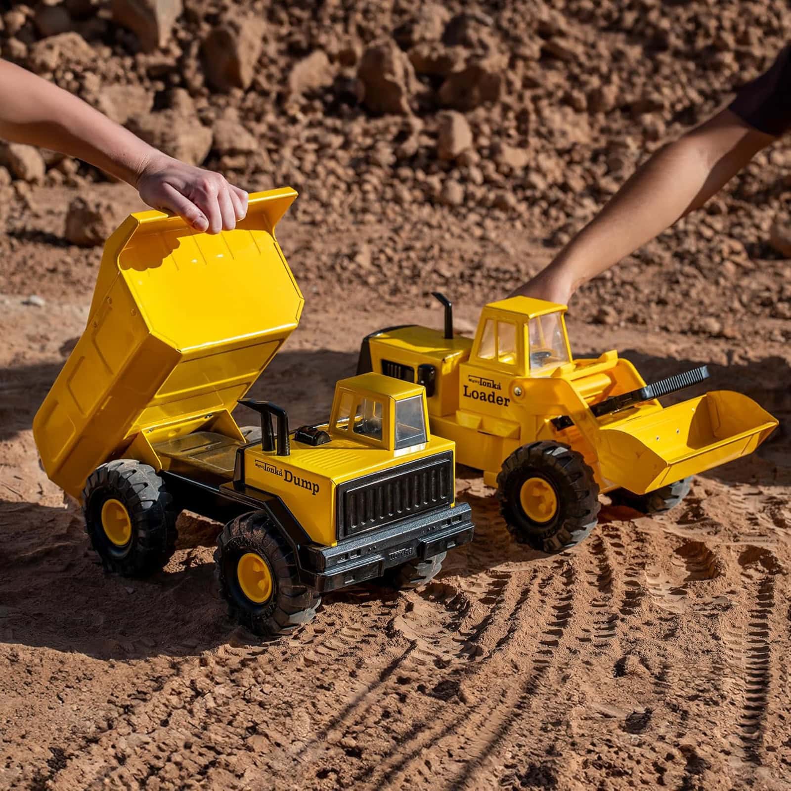 Mighty Tonka ブリキ ダンプ リアル 特大 47cm 年代物 頑丈 Tonka Mighty Dump Truck, Retro Collector's Edition — Outback Toys