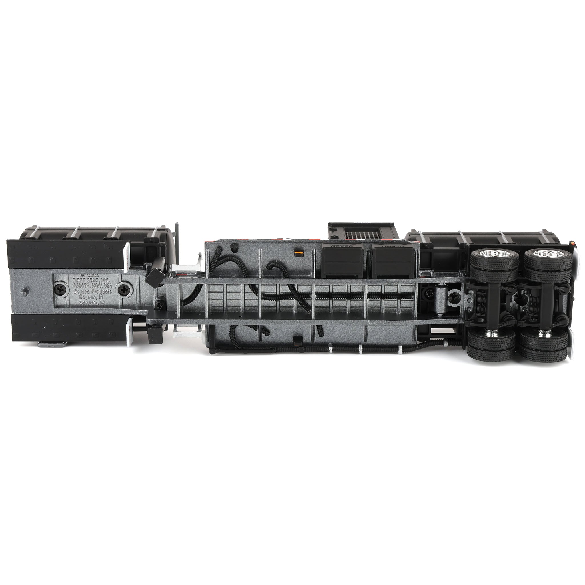 1/64 Peterbilt 379 Semi Truck with Day Cab & DEMCO Liquid Tender