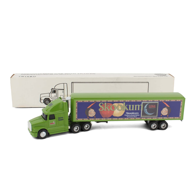 1/64 White GMC Integral Sleeper & Trailer, Skookum Apple Washington deco by ERTL