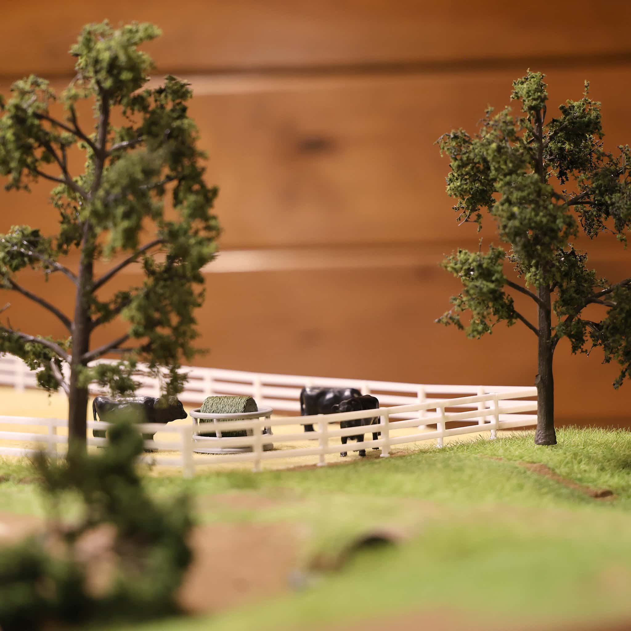 1/64 White-Painted Look Fencing 6-Pack with Gate by REVD Toys, 3D
