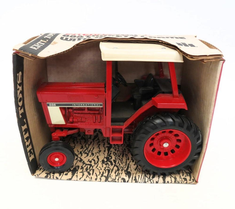 (B&D) 1/16 International 886 with 4 Post ROPS - Damaged Item