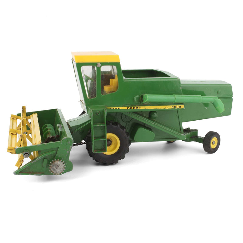 1/24 John Deere 6600 Combine with Metal Reel, Made in 1960s by ERTL