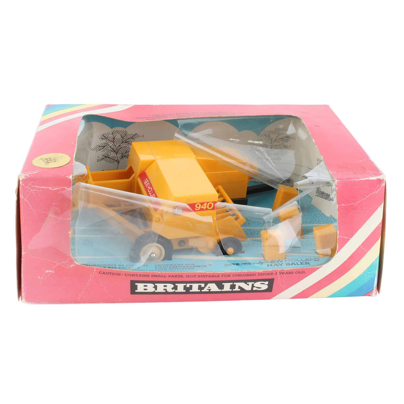 (B&D) 1/32 New Holland 940 Baler with 5 Bales by Britains - Damaged Item