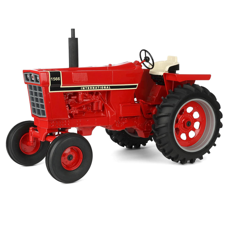 1/8 International 1566 Tractor with Wide Front by Scale Models